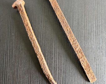 Set van 2 handgesmeed ijzeren stekels, antieke smidse, primitief industrieel decor