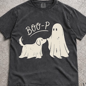 Boo-P Ghost Dog PNG, Uroczy pies na Halloween, Zabawny projekt koszulki z duchem szczeniaka, Upiorny miłośnik psów do pobrania w wersji cyfrowej, Retro Halloween