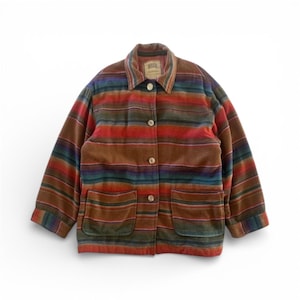 Könnte beinhalten: Gestreifte Jacke in verschiedenen Farben, darunter Braun, Rot, Blau und Grün. Die Jacke hat einen Kragen, zwei Vordertaschen und einen Knopfverschluss. Sie hat horizontale Streifen und ein kleines Etikett in der Nähe des Kragens.