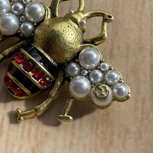 Rare Vintage Gift Brooch Gucci Bee Gold Tone With Stones And Pearls Good Condition