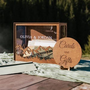 Hucha rústica de madera con ranura para tarjetas de boda: hucha personalizada para tarjetas, caja con nombre de familia de montaña, decoración de boda y recuerdo de recepción.