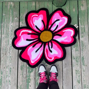 Handgemaakt tufttapijt met roze bloemen - levendig en zacht decoratief tapijt - getuft vloerkleed met pluizige bloemen