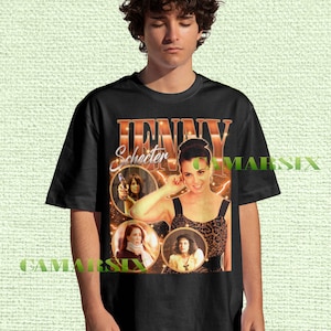 Puede incluir: Camiseta negra con un gráfico de Jenny Schecter y el texto "Jenny Schecter" en naranja y dorado. El gráfico incluye cuatro imágenes circulares de Jenny. La camiseta la lleva una persona.