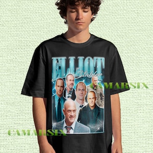 Könnte beinhalten: Schwarzes T-Shirt mit einer Collage von Bildern von Elliot Stabler und dem Namen "ELLIOT Stabler" in blauer, Retro-Schrift. Das Design hat eine Vintage-Ästhetik.
