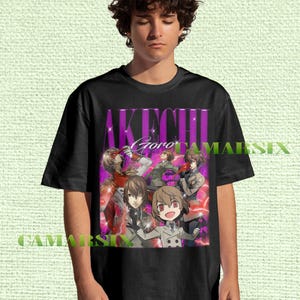 Peut inclure: T-shirt noir avec un motif graphique portant l'inscription "AKECHI Goro" en violet. Le motif comprend plusieurs illustrations de personnages de style anime avec un fond violet et rose.