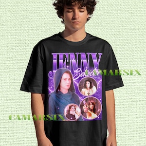 Puede incluir: Camiseta negra con un gráfico morado con el nombre "JENNY" y la palabra "Schect". El gráfico incluye cuatro retratos circulares de una mujer. La camiseta la lleva una persona.