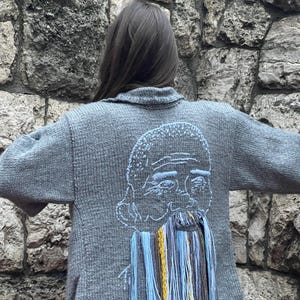 Chaqueta de punto hecha a mano - Cárdigan de lana bordado con flecos - Suéter oversize llamativo - Suéter oversize con diseño artístico - Suéter bohemio oversize