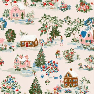 Könnte beinhalten: Ein sich wiederholendes Muster auf hellrosa Hintergrund mit Lebkuchenhäusern mit schneebedeckten Dächern, Tannenbäumen und kleinen Figuren. Das Design enthält Ansammlungen von roten und blauen Blumen sowie grünes Blattwerk.