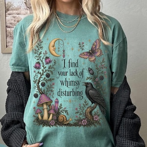 Camiseta Comfort Colors Lack of Whimsy Crow, camiseta otoñal de bruja, regalo de Halloween de la polilla celestial para mujer