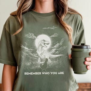 Comfort Colors Evolution Skämt T-shirt, Kyckling Versus Dinosaurie, Meme Grafik, Retro Humor Nörd Gåva