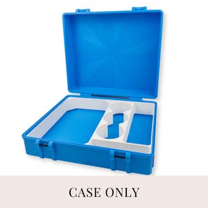 K&ouml;nnte beinhalten: Ge&ouml;ffnete blaue Kunststoffbox mit wei&szlig;en und blauen Innenf&auml;chern. Die Box hat eine rechteckige Form mit einem Klappdeckel und sicheren Verschl&uuml;ssen. Der Text "CASE ONLY" ist am unteren Rand des Bildes aufgedruckt.