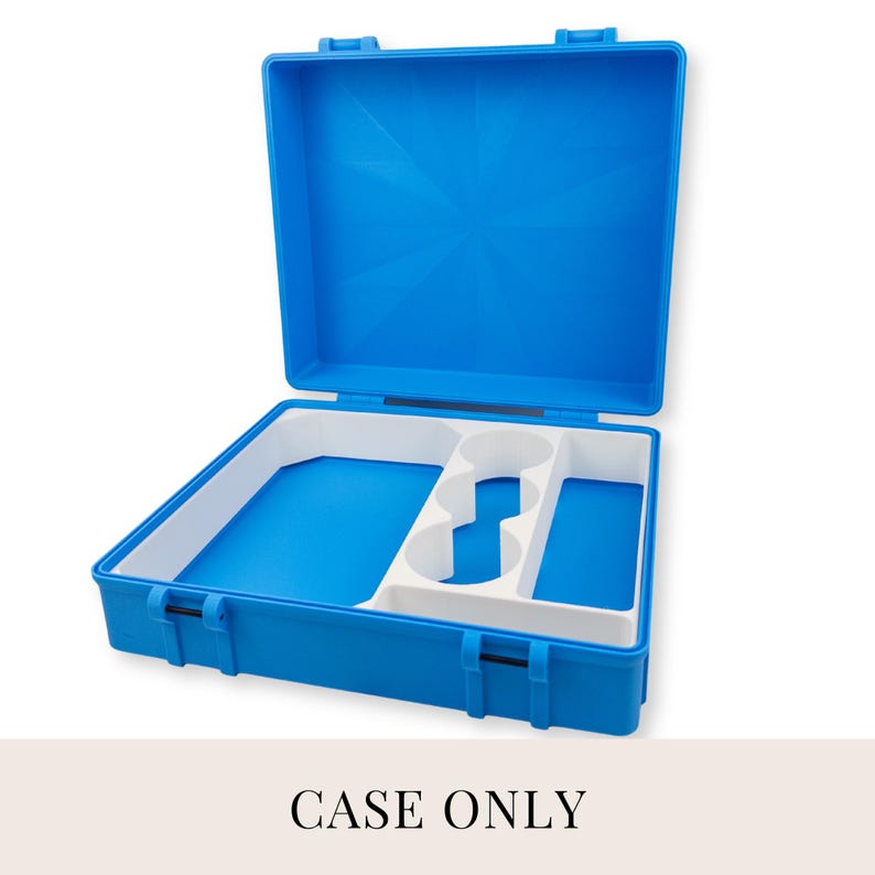 K&ouml;nnte beinhalten: Ge&ouml;ffnete blaue Kunststoffbox mit wei&szlig;en und blauen Innenf&auml;chern. Die Box hat eine rechteckige Form mit einem Klappdeckel und sicheren Verschl&uuml;ssen. Der Text "CASE ONLY" ist am unteren Rand des Bildes aufgedruckt.