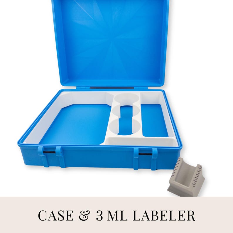 K&ouml;nnte beinhalten: Ein blauer Kunststoffkoffer mit offenem Deckel, mit wei&szlig;em und blauem Innenraum mit F&auml;chern. Ein grauer 3-ml-Etikettierer befindet sich neben dem Koffer. Der Text "CASE & 3 ML LABELER" befindet sich am unteren Rand des Bildes.