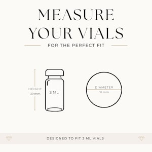 K&ouml;nnte beinhalten: Eine schwarz-wei&szlig;e Infografik mit dem Titel MEASURE YOUR VIALS FOR THE PERFECT FIT. Sie zeigt ein 3-ml-Fl&auml;schchen mit einer H&ouml;he von 39 mm und einem Durchmesser von 16 mm. Der untere Text lautet DESIGNED TO FIT 3 ML VIALS mit Diamantsymbolen.