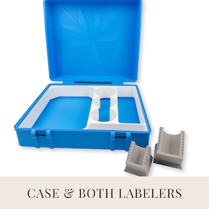 K&ouml;nnte beinhalten: Eine offene blaue Kunststoffbox mit wei&szlig;em Innenraum und blauem Boden, mit F&auml;chern und zwei grauen Etikettierern. Der Text "CASE & BOTH LABELERS" befindet sich am unteren Bildrand.