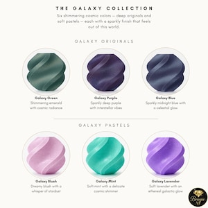 K&ouml;nnte beinhalten: Die Galaxy-Kollektion bietet sechs schimmernde kosmische Farben in tiefen Originalen und sanften Pastellt&ouml;nen. Das Bild zeigt sechs wirbelf&ouml;rmige Produkte in Gr&uuml;n-, Lila-, Blau-, Rosa-, Mint- und Lavendelt&ouml;nen. Jedes Produkt hat ein funkelndes Finish.