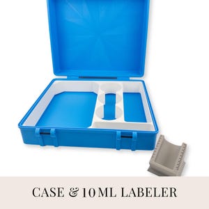 K&ouml;nnte beinhalten: Eine offene blaue Kunststoffbox mit wei&szlig;en Innenf&auml;chern und einem grauen 10-ml-Etikettierer. Die Box hat eine rechteckige Form mit einem Klappdeckel. Der Text "CASE & 10 ML LABELER" befindet sich unten im Bild.