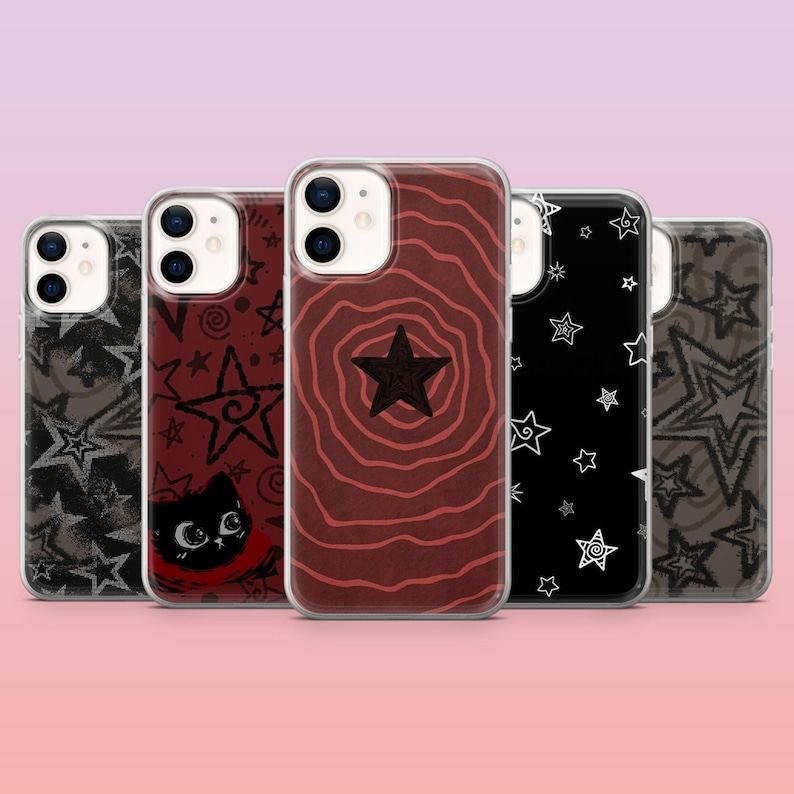 Op de afbeelding: Een verzameling van vijf telefoonhoesjes met verschillende ontwerpen. De hoesjes hebben doorzichtige randen en zijn voorzien van patronen zoals sterren, een zwarte kat en een ster in een houtnerfachtig ontwerp. Het kleurenpalet omvat zwart, rood en grijs.