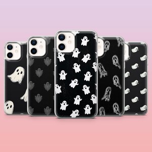 Può includere: Una collezione di cinque custodie per telefoni a tema Halloween. Ogni custodia presenta uno sfondo nero con disegni di fantasmi bianchi. I fantasmi variano nello stile, alcuni con forme semplici e altri con forme più dettagliate.