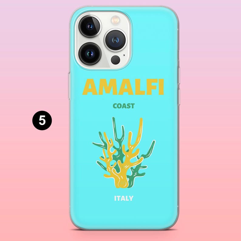 Puede incluir: Funda de tel&eacute;fono turquesa con las palabras "AMALFI COAST" en amarillo y una ilustraci&oacute;n de coral. La palabra "ITALY" est&aacute; en la parte inferior. La funda est&aacute; dise&ntilde;ada para un smartphone.