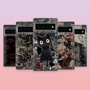 Könnte beinhalten: Eine Sammlung von fünf Handyhüllen mit einzigartigen Designs. Die Hüllen zeigen eine Vielzahl von dunklen, gothisch inspirierten Illustrationen, darunter eine schwarze Katze, Totenköpfe und andere unheimliche Bilder. Die Hüllen werden vor einem rosa Hintergrund präsentiert.