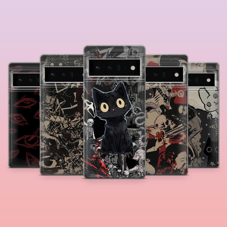 Pode incluir: Uma cole&ccedil;&atilde;o de cinco capas de telem&oacute;vel com designs &uacute;nicos. As capas apresentam uma variedade de ilustra&ccedil;&otilde;es sombrias de inspira&ccedil;&atilde;o g&oacute;tica, incluindo um gato preto, caveiras e outras imagens assustadoras. As capas s&atilde;o exibidas sobre um fundo rosa.