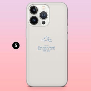 Pode incluir: Capa de telefone transparente com um design de onda azul e o texto "When you go through deep waters, I will be with you." A capa &eacute; projetada para um smartphone e oferece prote&ccedil;&atilde;o.