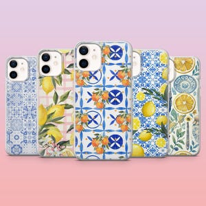Pode incluir: Uma coleção de cinco capas de telemóvel com vários designs. As capas apresentam padrões de limões, laranjas e motivos de azulejos azuis e brancos. As capas estão em capas protetoras transparentes, mostrando os designs vibrantes.