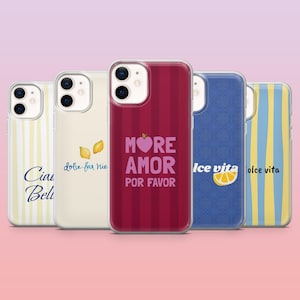 Op de afbeelding: Een verzameling telefoonhoesjes met verschillende ontwerpen en tekst. Eén hoesje heeft verticale strepen en de woorden "MORE AMOR POR FAVOR". Andere hoesjes tonen citroenen, strepen en de zinnen "Ciao Belli", "dolce far nie" en "Ice vita dolce vita".