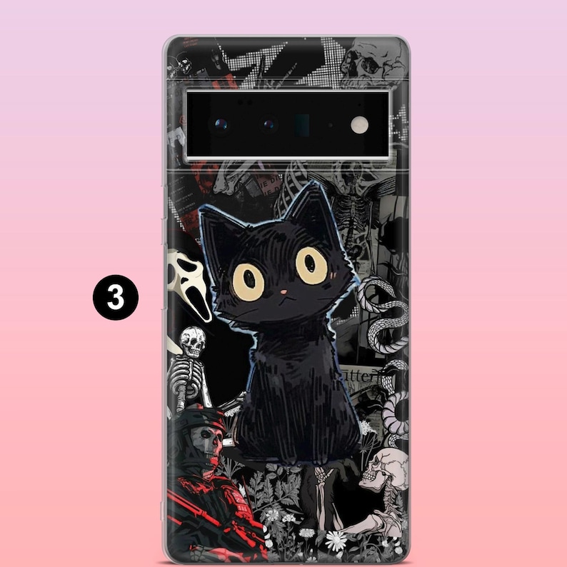 Pode incluir: Uma capa de telefone preta com um gato preto de desenho animado com grandes olhos amarelos. A capa tem um fundo escuro com caveiras, esqueletos e outras ilustra&ccedil;&otilde;es de tem&aacute;tica g&oacute;tica. O n&uacute;mero "3" &eacute; vis&iacute;vel no lado esquerdo.