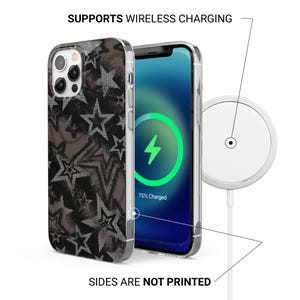 Op de afbeelding: Transparante telefoonhoes met een zwart en grijs sterrenpatroon. Het telefoonscherm toont een oplaadsymbool, wat aangeeft dat draadloos opladen wordt ondersteund. De tekst "SUPPORTS WIRELESS CHARGING" en "SIDES ARE NOT PRINTED" zijn ook zichtbaar.
