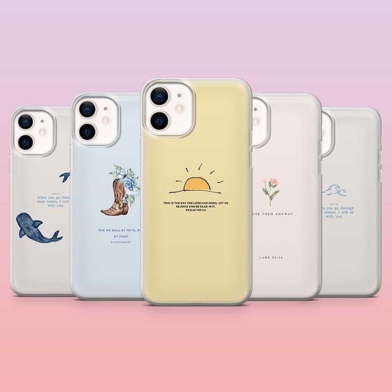 Pode incluir: Uma cole&ccedil;&atilde;o de capas de telefone com v&aacute;rios designs. Uma capa apresenta uma baleia, outra uma bota de cowboy com flores e uma terceira tem uma ilustra&ccedil;&atilde;o de sol com texto. As capas s&atilde;o em tons de azul, amarelo e branco.