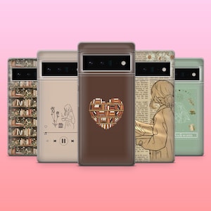 Könnte beinhalten: Eine Auswahl an Handyhüllen mit verschiedenen Designs. Eine Hülle zeigt ein Herz aus Büchern, eine andere ein Bücherregal-Muster und weitere Illustrationen von Lesen und Natur. Die Hüllen sind in Braun-, Beige- und Grüntönen gehalten.