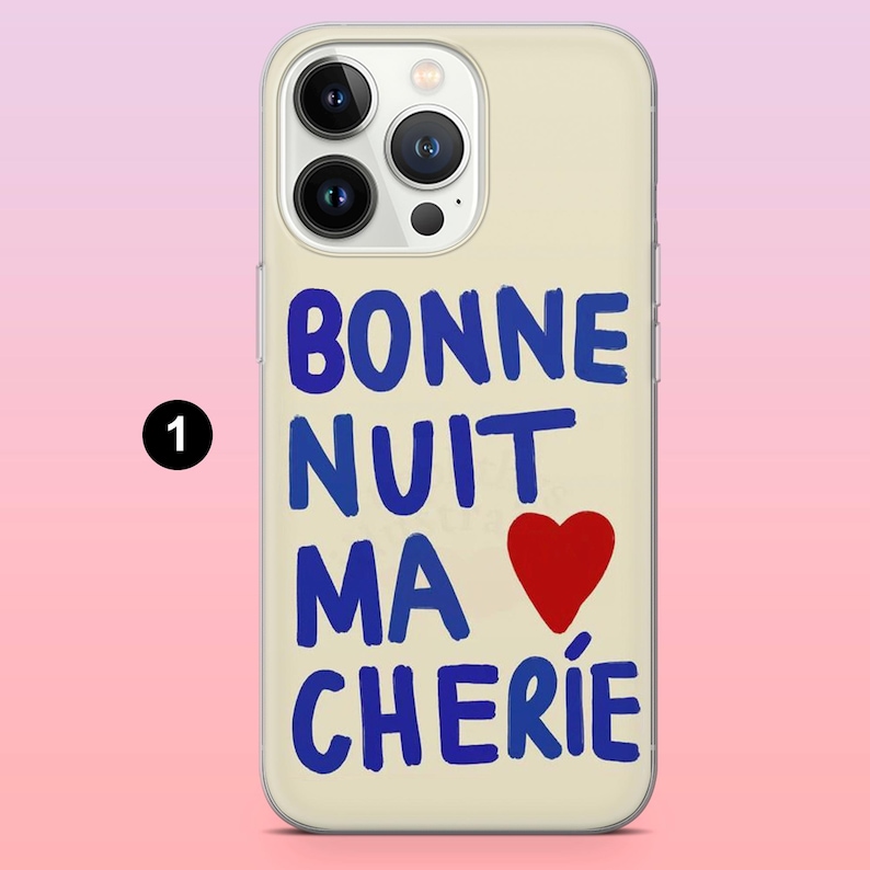 Puede incluir: Funda de tel&eacute;fono de color beige claro con la frase azul "BONNE NUIT MA CHERIE" y un coraz&oacute;n rojo. La funda tiene un recorte para la c&aacute;mara.