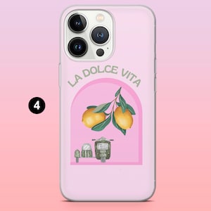 Puede incluir: Funda de tel&eacute;fono rosa con un dise&ntilde;o de limones, un scooter y el texto "LA DOLCE VITA". El dise&ntilde;o est&aacute; enmarcado en un arco rosa. La funda tiene un borde transparente y un acabado brillante.