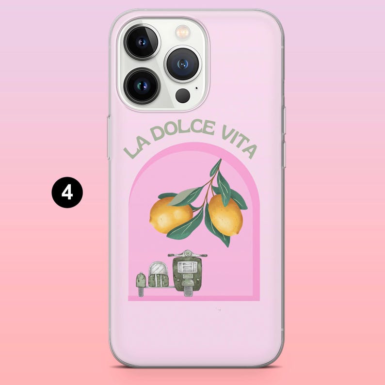Puede incluir: Funda de tel&eacute;fono rosa con un dise&ntilde;o de limones, un scooter y el texto "LA DOLCE VITA". El dise&ntilde;o est&aacute; enmarcado en un arco rosa. La funda tiene un borde transparente y un acabado brillante.