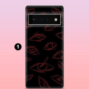 Pode incluir: Capa de telefone preta com um padr&atilde;o repetido de olhos vermelhos esbo&ccedil;ados. Uma faca &eacute; desenhada sobre um olho. A capa tem um recorte para a c&acirc;mera na parte superior. O design tem uma est&eacute;tica sombria e ousada.