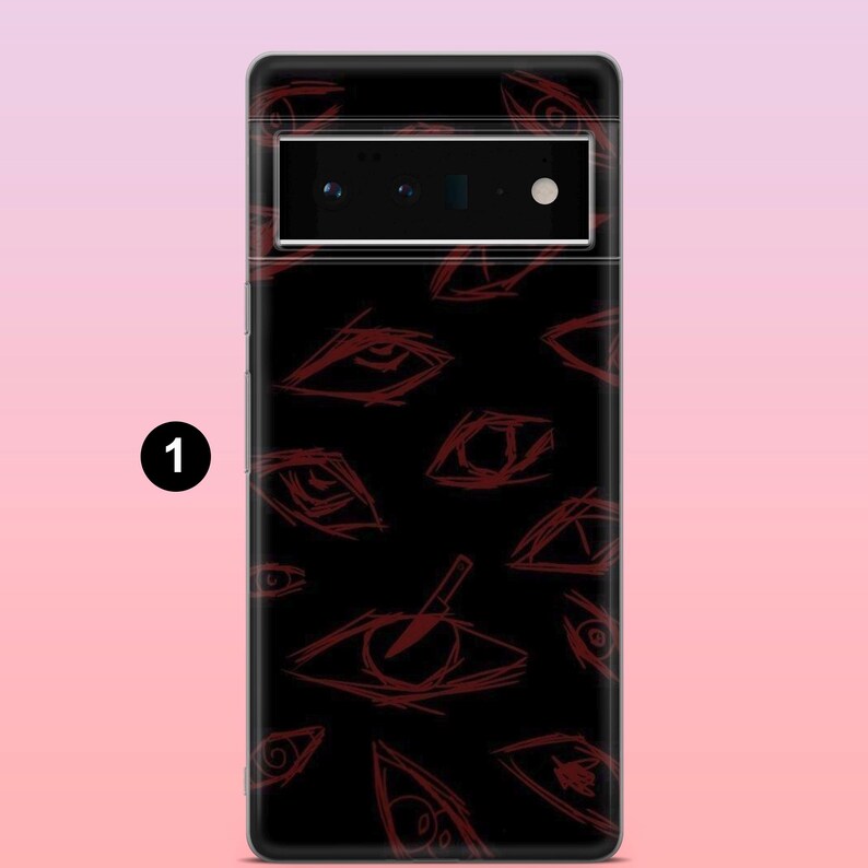 Pode incluir: Capa de telefone preta com um padr&atilde;o repetido de olhos vermelhos esbo&ccedil;ados. Uma faca &eacute; desenhada sobre um olho. A capa tem um recorte para a c&acirc;mera na parte superior. O design tem uma est&eacute;tica sombria e ousada.