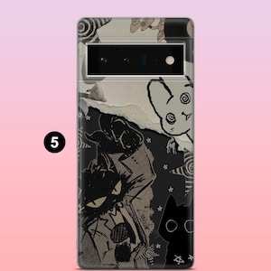 Pode incluir: Capa de telefone com uma ilustra&ccedil;&atilde;o a preto e branco, com um efeito de papel rasgado. O design inclui um gato, um coelho, estrelas e outros elementos gr&aacute;ficos. A capa tem um recorte para a c&acirc;mara na parte superior.