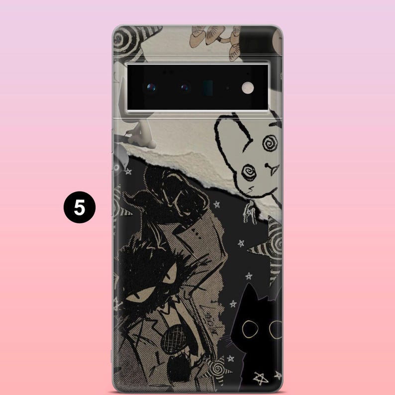Pode incluir: Capa de telefone com uma ilustra&ccedil;&atilde;o a preto e branco, com um efeito de papel rasgado. O design inclui um gato, um coelho, estrelas e outros elementos gr&aacute;ficos. A capa tem um recorte para a c&acirc;mara na parte superior.