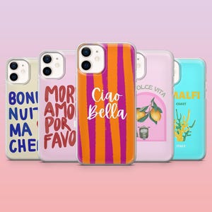 Könnte beinhalten: Fünf Handyhüllen mit unterschiedlichen Designs werden gezeigt. Eine Hülle hat orange und lila vertikale Streifen mit dem Schriftzug "Ciao Bella". Andere Hüllen zeigen Sätze wie "Boni Nut Ma Che" und "Mor Amo Por Favo".
