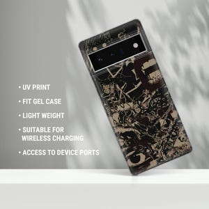 Pode incluir: Uma capa de telefone preta e castanha com um design gr&aacute;fico detalhado com borboletas e formas abstratas. A capa &eacute; projetada para um telefone e inclui os seguintes recursos: impress&atilde;o UV, capa de gel adequada, leve, adequada para carregamento sem fio e acesso &agrave;s portas do dispositivo.