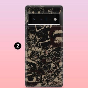 Pode incluir: Capa de telefone preta e castanha com um design de colagem. A capa apresenta um olho, l&aacute;bios, borboletas e outras formas abstratas. O design tem uma est&eacute;tica grunge.