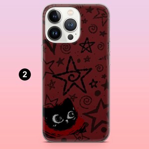 Op de afbeelding: Een doorzichtige telefoonhoes met een bordeauxrood patroon van zwarte sterren en krullen. Onderaan een zwarte kat met grote ogen en een rode sjaal. Het nummer "2" staat in een witte cirkel linksboven.