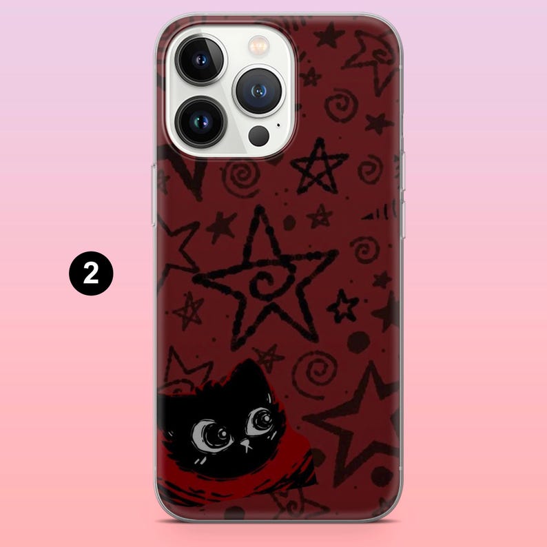 Op de afbeelding: Een doorzichtige telefoonhoes met een bordeauxrood patroon van zwarte sterren en krullen. Onderaan een zwarte kat met grote ogen en een rode sjaal. Het nummer "2" staat in een witte cirkel linksboven.