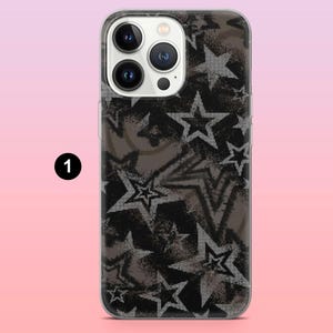 Op de afbeelding: Een doorzichtige telefoonhoes met een patroon van zwarte en grijze sterren op een bruine achtergrond. De hoes heeft een camera-uitsparing en een zwart nummer 1 in de linkerbovenhoek.