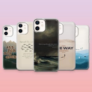 Puede incluir: Una colección de fundas para teléfonos con varios diseños. Una funda presenta el texto "ALL FOR HIS GLOR" sobre un fondo verde. Otras fundas muestran escenas oceánicas y citas inspiradoras.