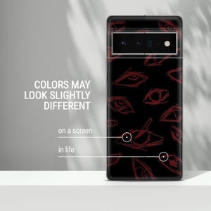 Pode incluir: Capa de telefone preta com um padr&atilde;o repetido de olhos vermelhos esbo&ccedil;ados. A capa tem um recorte para a c&acirc;mera e o texto "COLORS MAY LOOK SLIGHTLY DIFFERENT" &eacute; vis&iacute;vel no lado esquerdo.