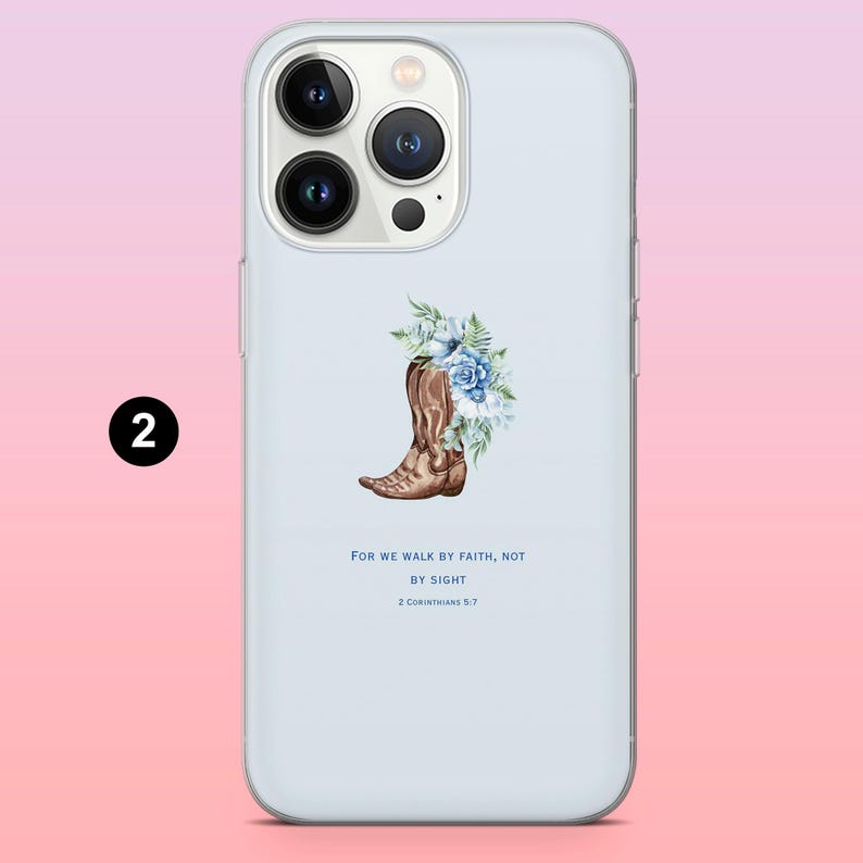 Pode incluir: Capa de telefone azul claro com uma ilustra&ccedil;&atilde;o em aquarela de uma bota de cowboy marrom adornada com flores azuis e brancas. O texto "FOR WE WALK BY FAITH, NOT BY SIGHT" e "2 COR&Iacute;NTIOS 5:7" est&aacute; impresso abaixo.