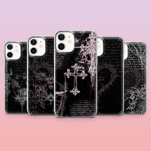 Pode incluir: Uma coleção de cinco capas de telefone pretas com designs góticos. Cada capa apresenta um design diferente, incluindo cruzes, corações e escrita. As capas têm uma borda transparente e um fundo gradiente rosa e roxo.